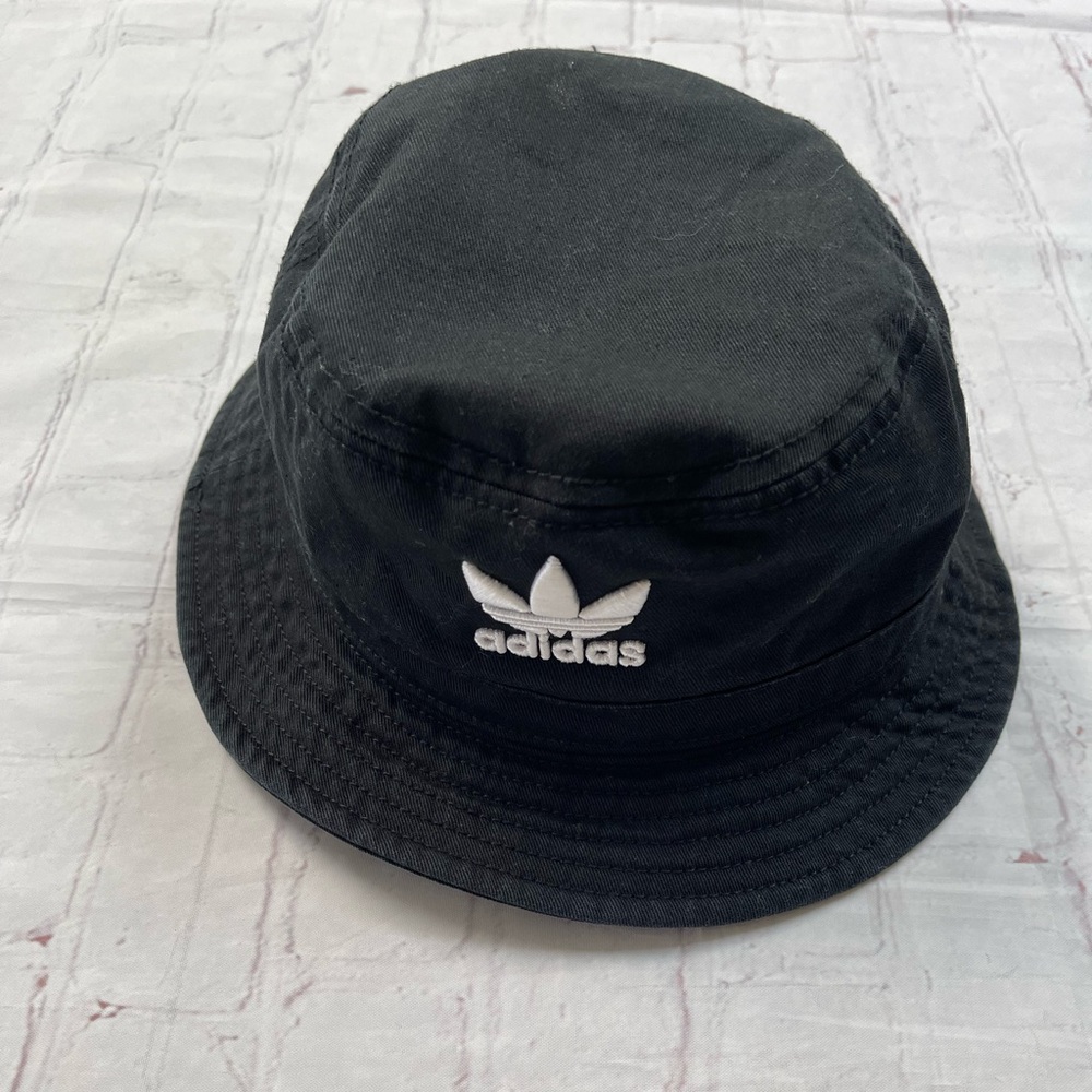 Adidas kids black bucket hat one size